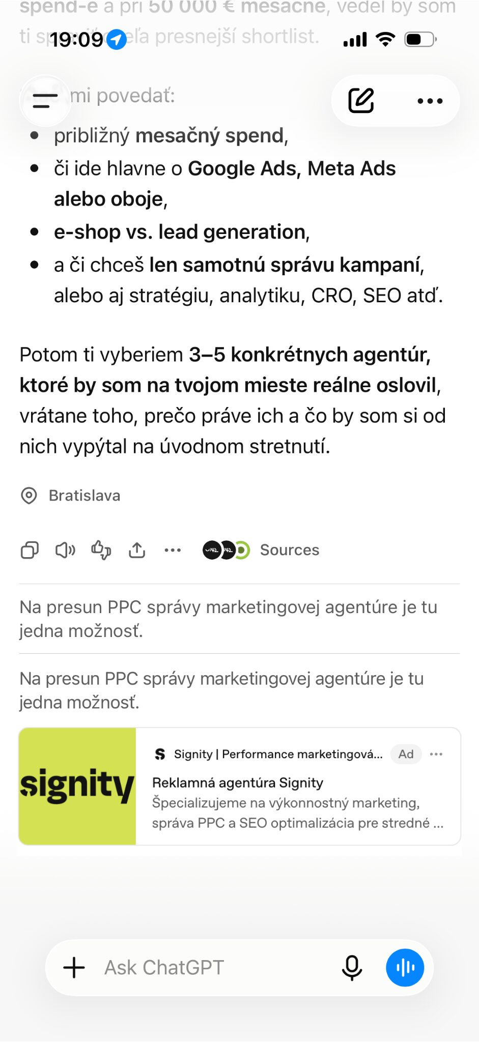 Reklama Signity zobrazená v konverzácii v ChatGPT na mobile